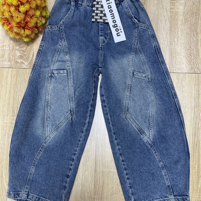 Stock boyfriend jeans